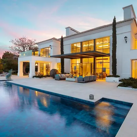 Unveil Perfection: Immerse Yourself In Unparalleled Luxury بيت للعطل إِستيبونا